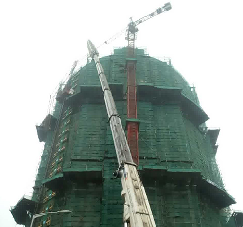 九寨沟吊车在工地上作业